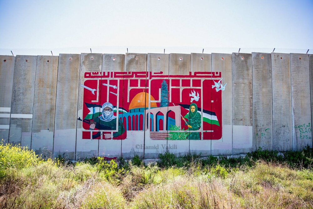 دیوارنگارۀ «و فتح قریب» روی دیوار حائل با فلسطین اشغالی نقش بست