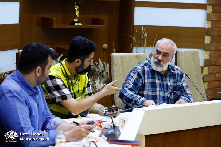 نسخه «محمد قدسی» یا «ابوالقاسم انجوی شیرازی» را بخوانید