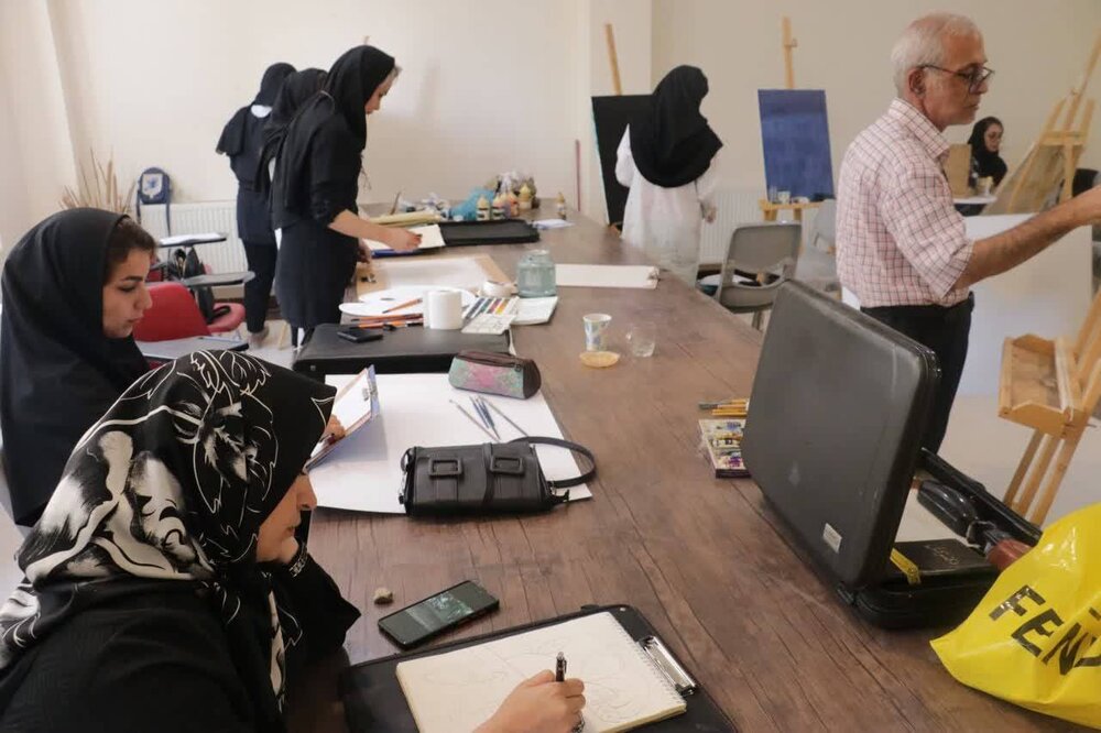 نشست «هنر انقلاب» و ورکشاپ نقاشی «عبور از طبیعت» برگزار شد