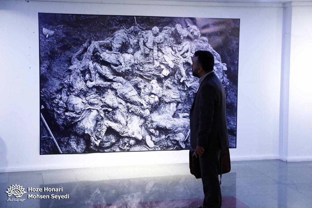 گزارش تصویری/ نمایشگاه عکس «بازخوانیِ یک فاجعه»