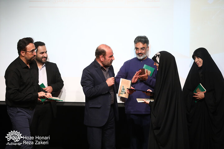 گزارش تصویری/ رونمایی کتاب رو به راه به قلم فاطمه سادات مظلومی