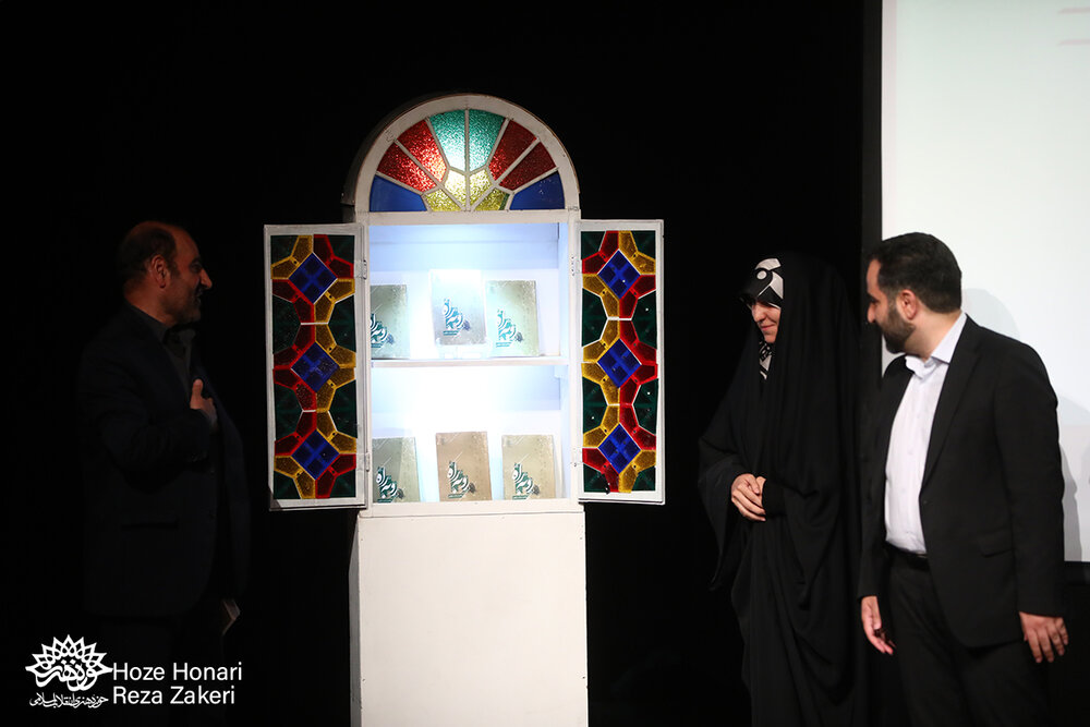 گزارش تصویری/ رونمایی کتاب رو به راه به قلم فاطمه سادات مظلومی