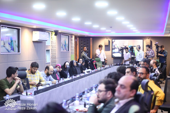 نقد و بررسی کتاب «پرچم در اهتزاز»