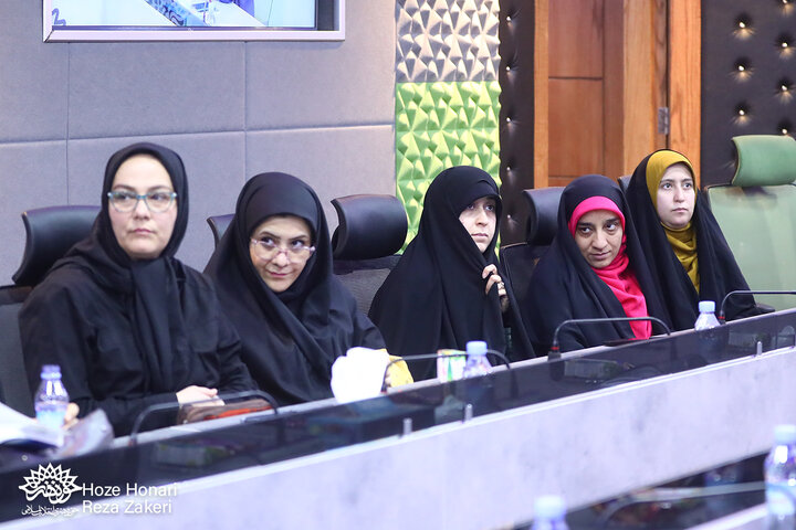 نقد و بررسی کتاب «پرچم در اهتزاز»
