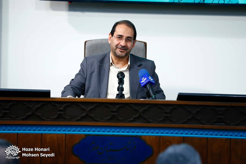 حداد عادل: «مردم» قهرمان ادبیات پایداری هستند