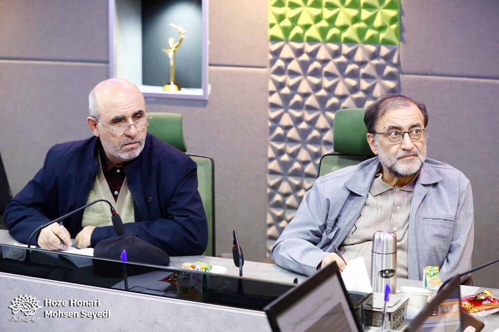 ادبیات با درک مفاهیم زبانشناسی به فهم متن کمک میکند