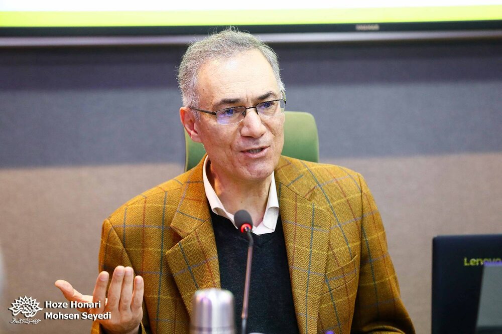 ادبیات با درک مفاهیم زبانشناسی به فهم متن کمک میکند