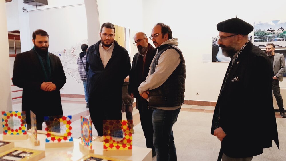 رئیس حوزه هنری از نمایشگاه جشنواره تجسمی فجر بازدید کرد