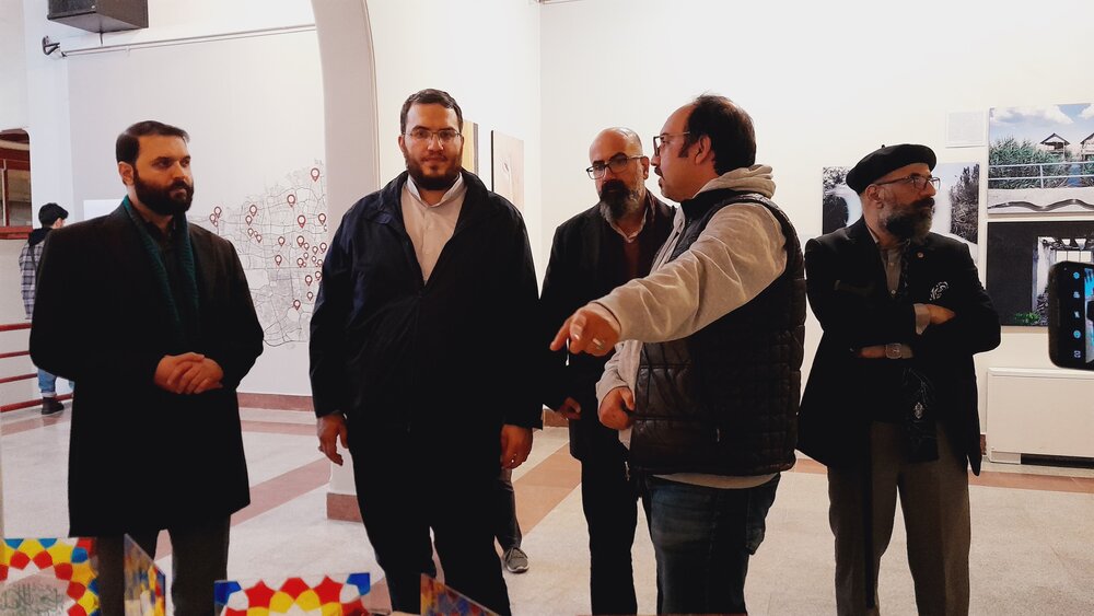 رئیس حوزه هنری از نمایشگاه جشنواره تجسمی فجر بازدید کرد