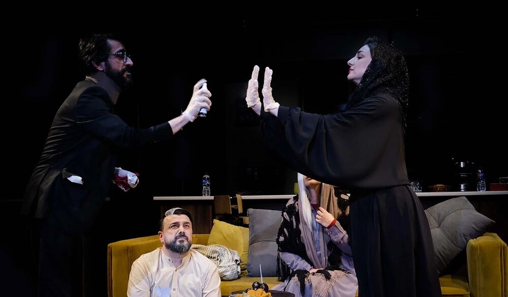 نمایش «۱۹۹۹» را همزمان با ایام سالگرد شیوع کرونا روی صحنه بردیم