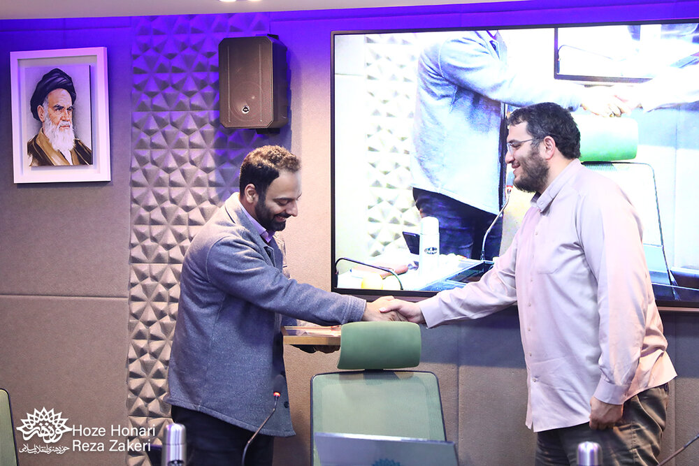 نشست مدیران حوزه هنری برگزار شد / دادمان: شب شعر انقلاب اسلامی نیمه رمضان در حضور رهبر انقلاب برگزار میشود