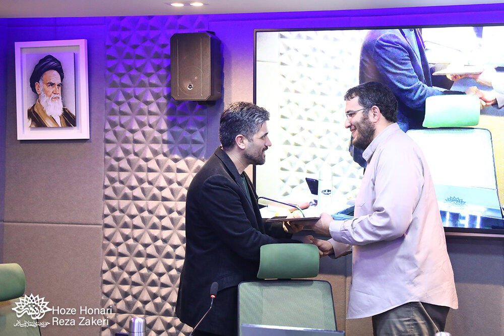 نشست مدیران حوزه هنری برگزار شد / دادمان: شب شعر انقلاب اسلامی نیمه رمضان در حضور رهبر انقلاب برگزار میشود