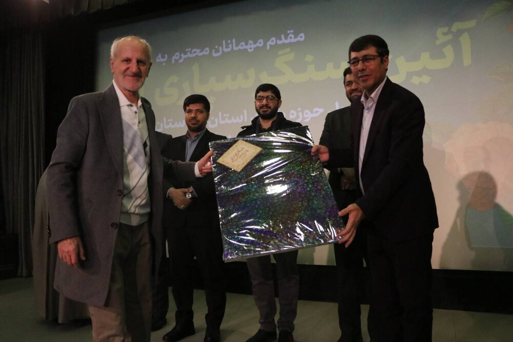 چهره‌های فاخر انقلاب در کردستان با زبان هنر معرفی شوند