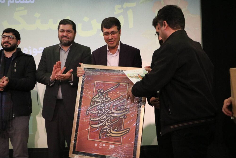 چهرههای فاخر انقلاب در کردستان با زبان هنر معرفی شوند