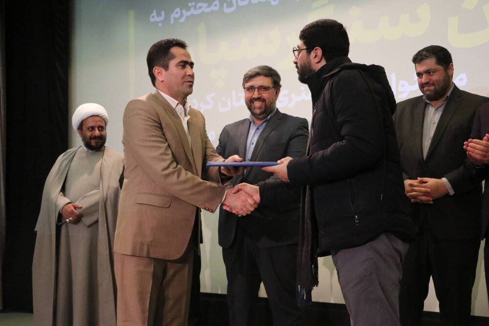 چهرههای فاخر انقلاب در کردستان با زبان هنر معرفی شوند