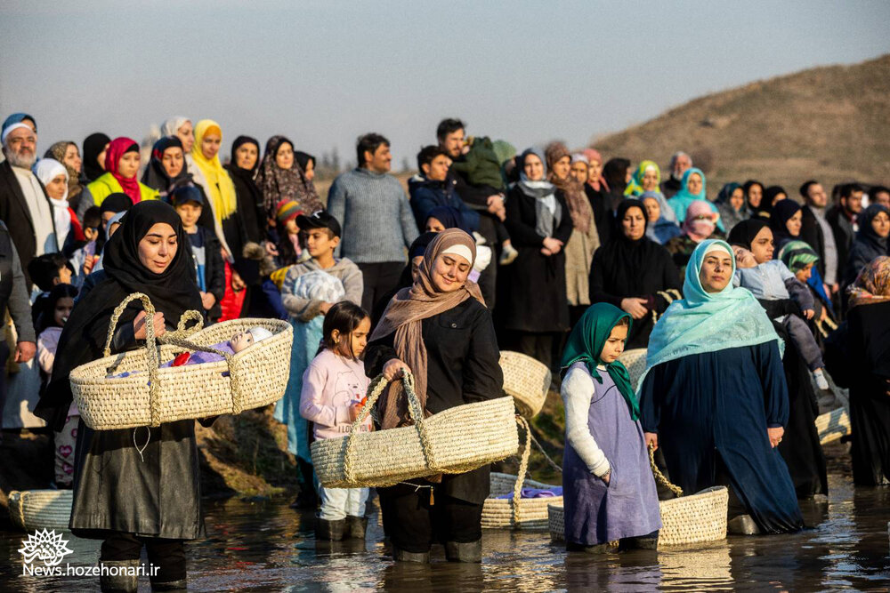 عکس صحنهپردازیشدهی «وارثین» بر دیوارنگارهی میدان انقلاب اسلامی تهران نقش بست