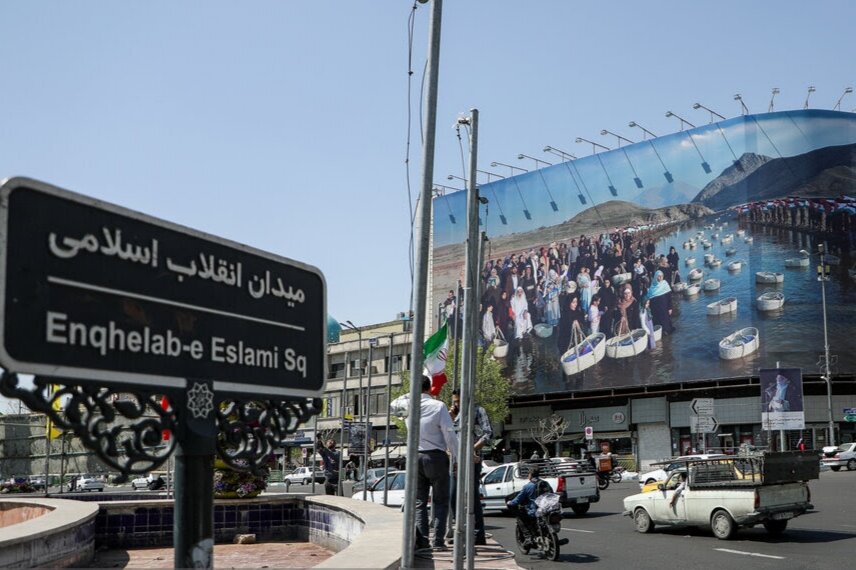 عکس صحنه‌پردازی‌شده‌ی «وارثین» بر دیوارنگاره‌ی میدان انقلاب اسلامی تهران نقش بست
