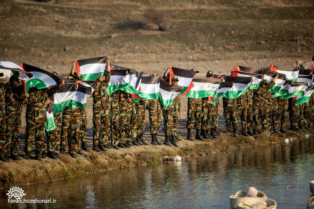 عکس صحنهپردازیشدهی «وارثین» بر دیوارنگارهی میدان انقلاب اسلامی تهران نقش بست