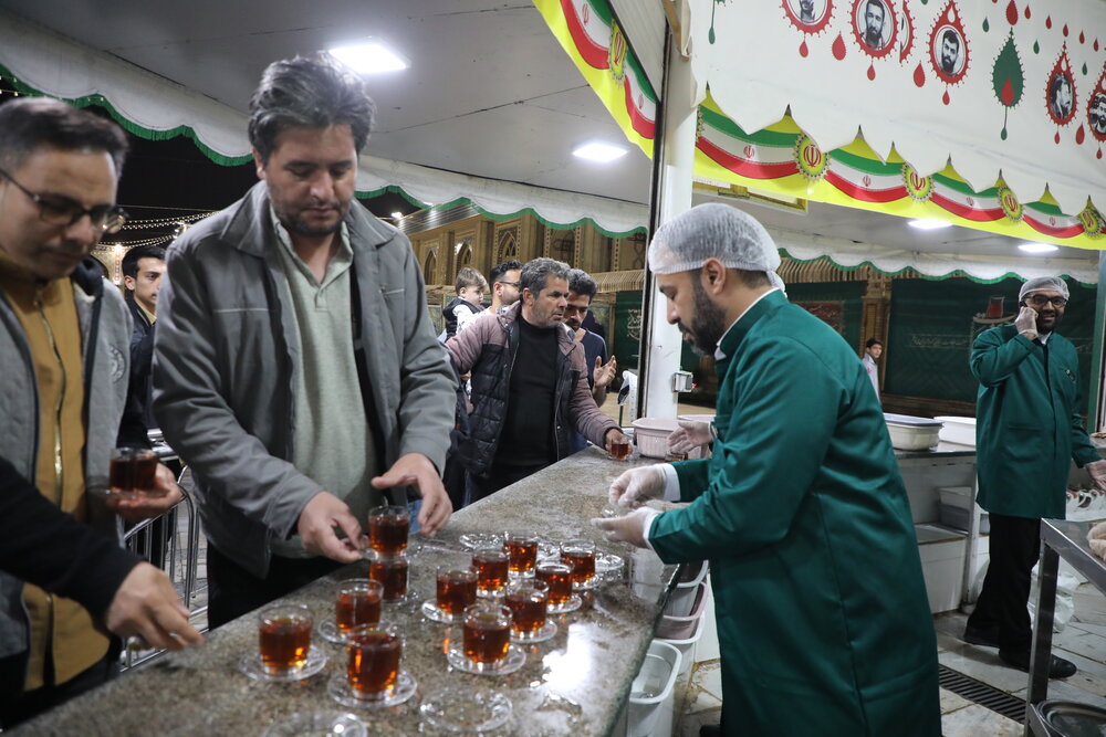 استادان هنر انقلاب اسلامی، خادم چای خانه حضرت رضا(ع) شدند