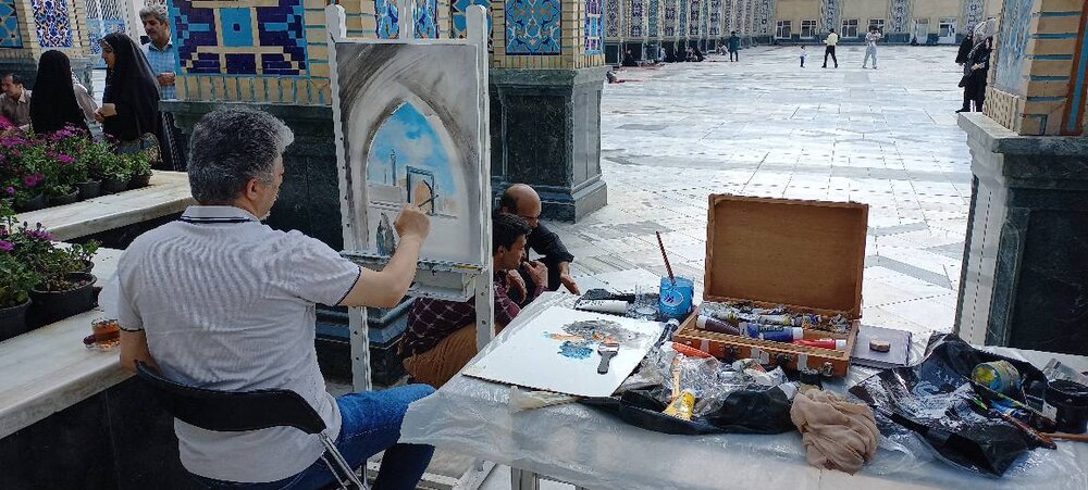 هنرمندان تجسمی حوزه هنری در حرم رضوی دست به قلم شدند
