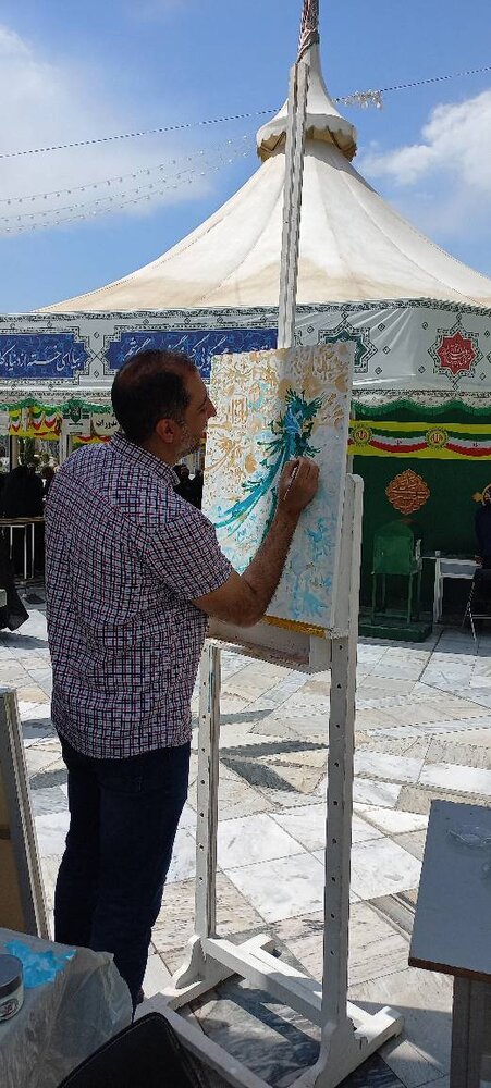 هنرمندان تجسمی حوزه هنری در حرم رضوی دست به قلم شدند