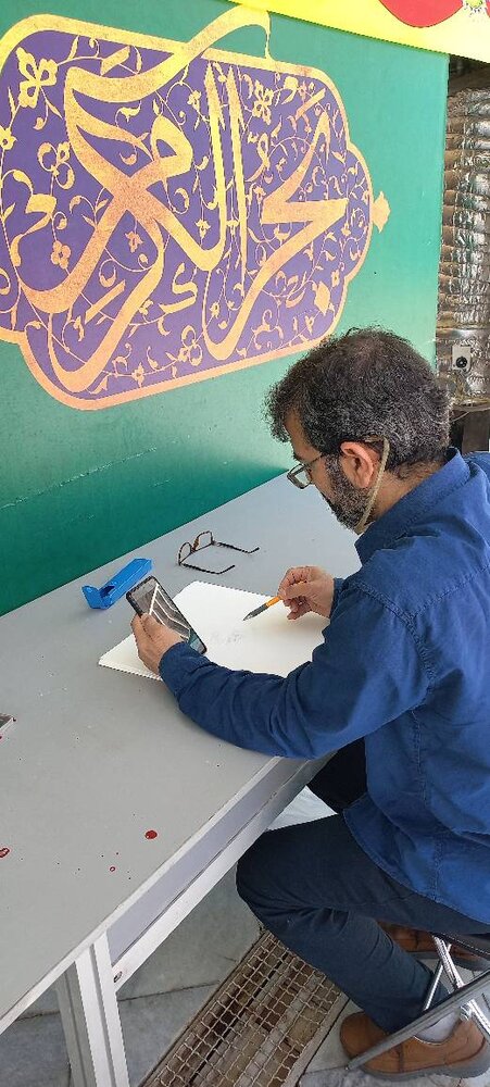 هنرمندان تجسمی حوزه هنری در حرم رضوی دست به قلم شدند