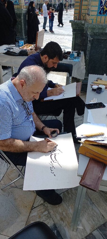 هنرمندان تجسمی حوزه هنری در حرم رضوی دست به قلم شدند