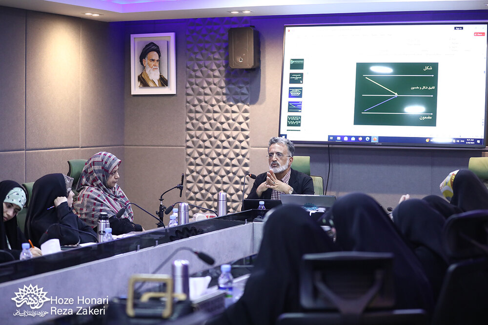 نوع تفکر شاعر ایرانی کشف است و نه خلق