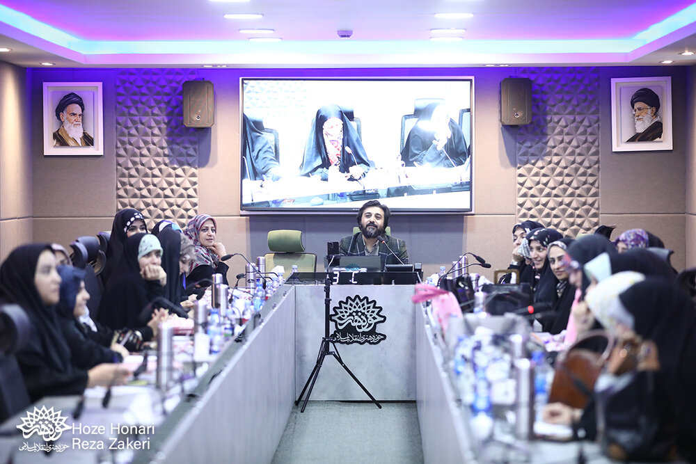 نوع تفکر شاعر ایرانی کشف است و نه خلق