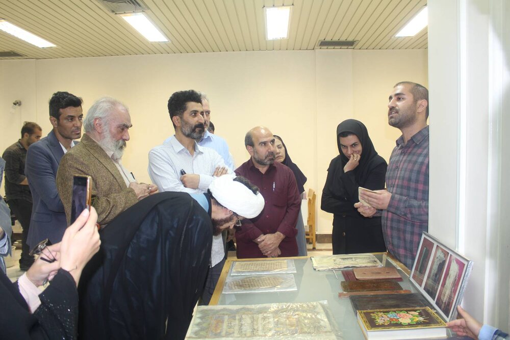 بازدید شاعران، پژوهشگران و کتابداران از کتابخانه مرحوم آیتاللهمرعشینجفی