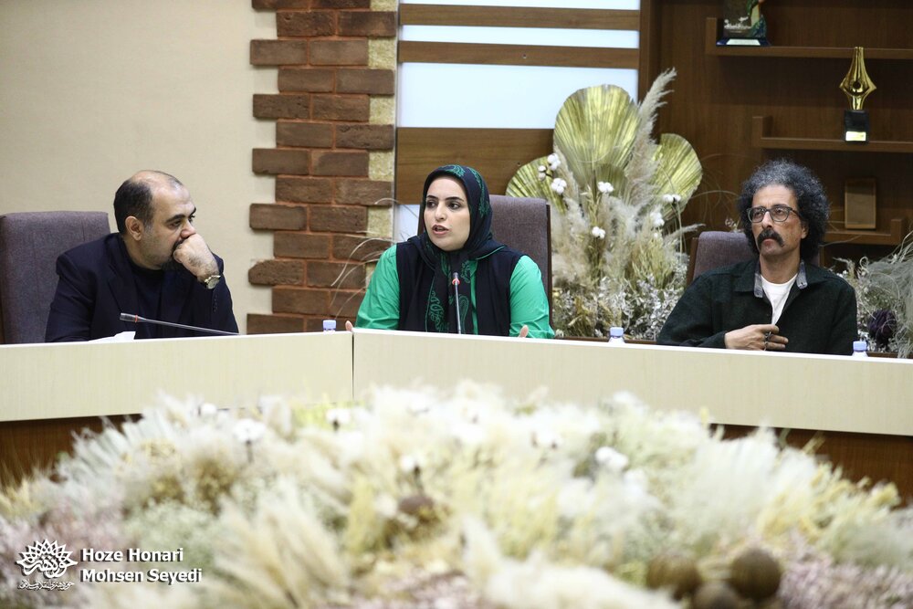 در آغوش درخت؛ شاعرانهای بر پایۀ هویت ایرانی