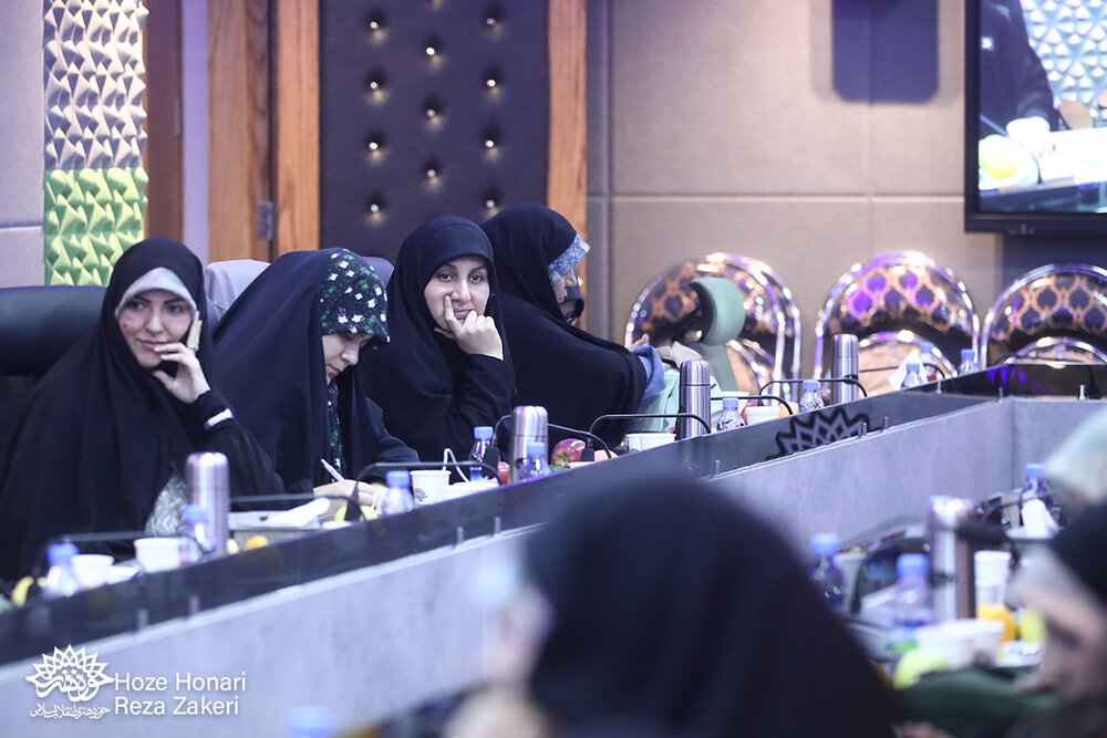 حوزه نقد و تدریس شعر نیاز به فعالیت جدی و دیده شدن بانوان دارد