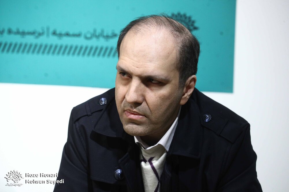 هنرمند آینهدار است