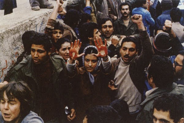 لحظهای که خون، خون شهید که برای آزادی بر زمین ریخته شده است، خود راه انقلاب را هموار میکند.