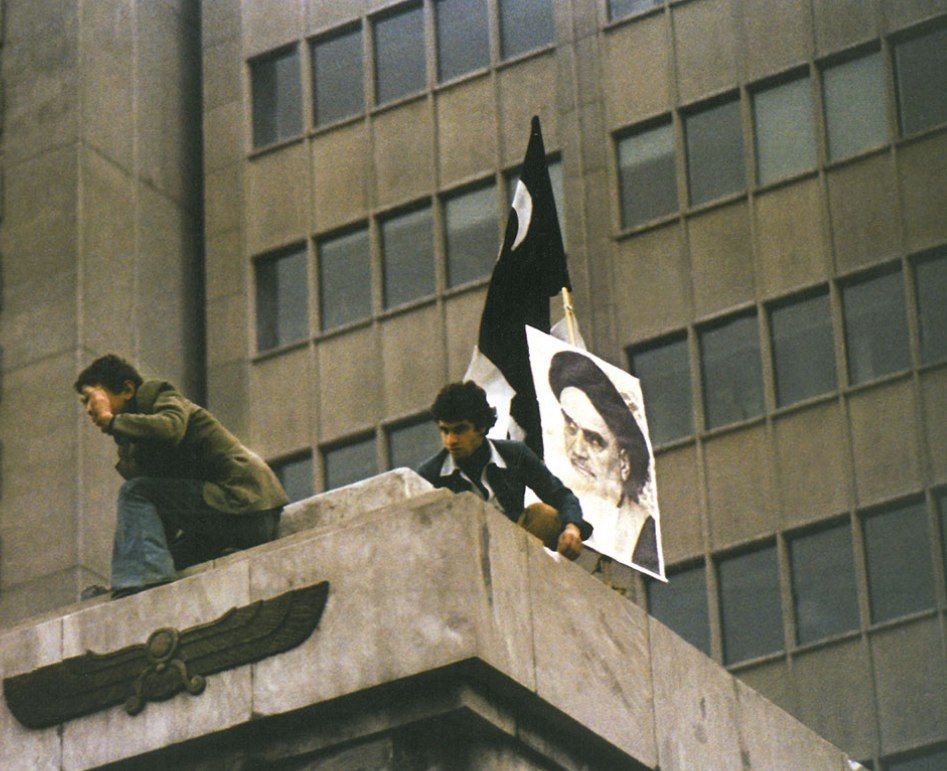 مجسمههای برنزی طاغوت به زیر کشیده شدند و تصویر کاغذی ساده، بر جای آنها نشست.