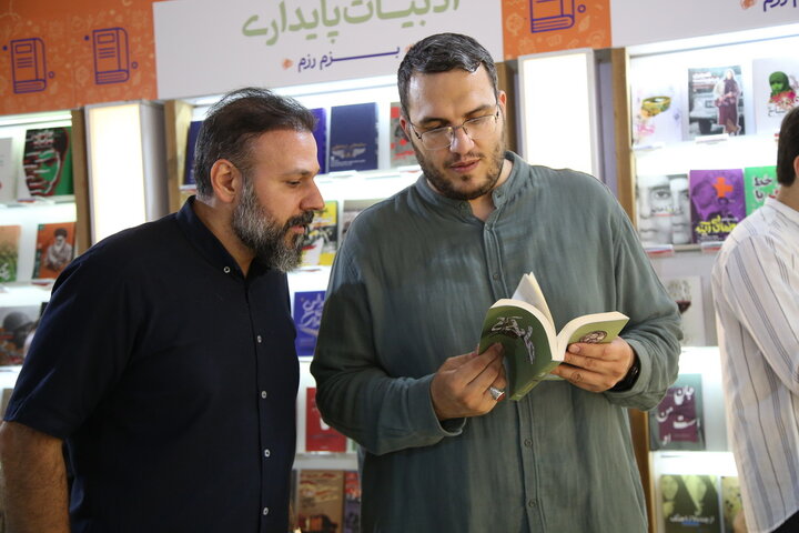 رئیس حوزه هنری بر اهمیت کتاب‌های «پاییز آمد» و «عایده» تاکید کرد