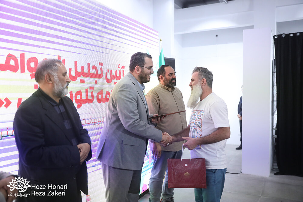 📷تجلیل از عوامل برنامه تلویزیونی «دونقطه»