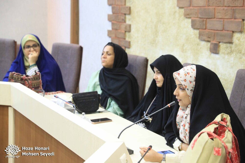 شعر عاشقانهٔ بانوان آمیزهای از جسارت، خلاقیت و در عین حال لطافت است