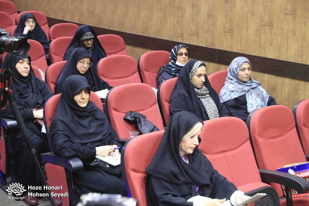 من برای اعتقاداتم مینویسم و قرار نیست گدایی مخاطب را کنم