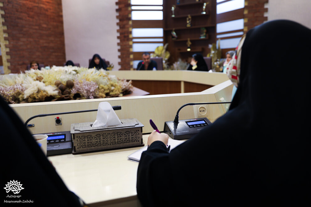 انسان روایت میکند تا معلق نباشد.