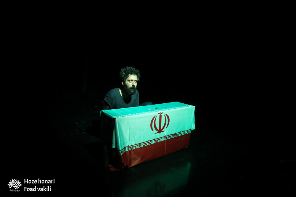 «پدر» در تماشاخانه ماه می‌ماند