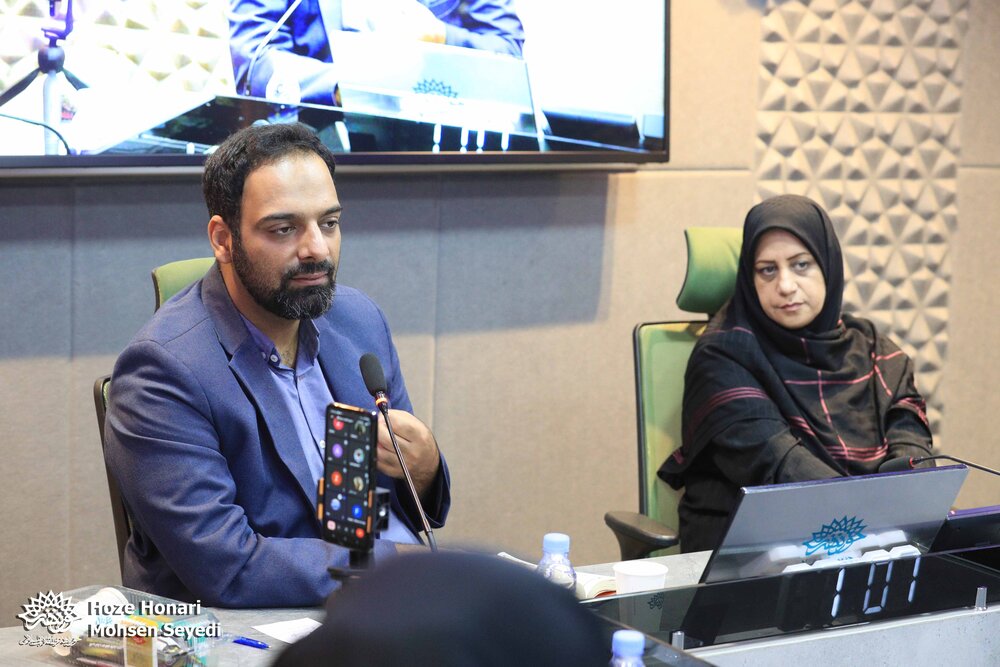 شاعر باید جستجوگر و آگاه به فلسفه وجودی باشد