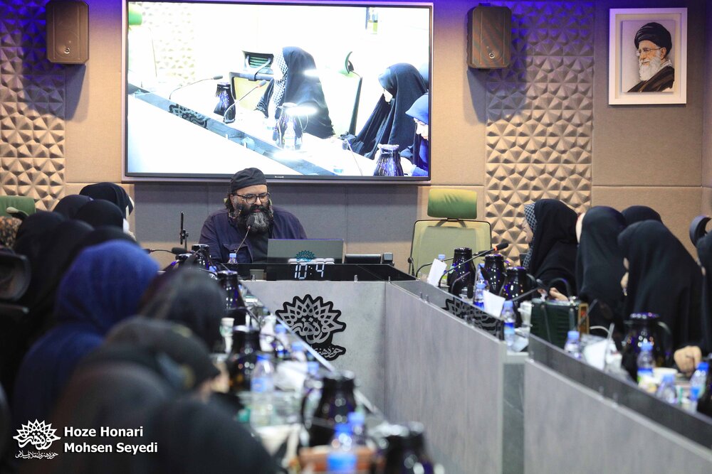 شاعر باید جستجوگر و آگاه به فلسفه وجودی باشد
