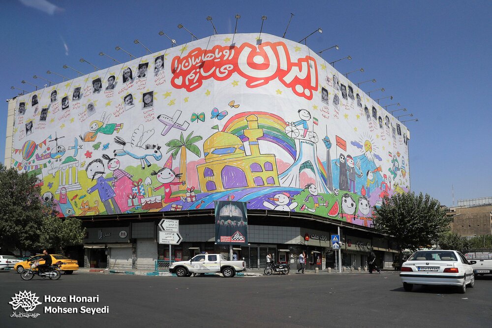 تصویر ۲۷ کودک شهید بر دیوارنگاره میدان انقلاب نقش بست