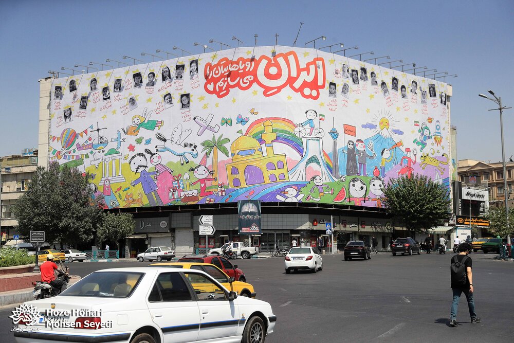 تصویر ۲۷ کودک شهید بر دیوارنگاره میدان انقلاب نقش بست