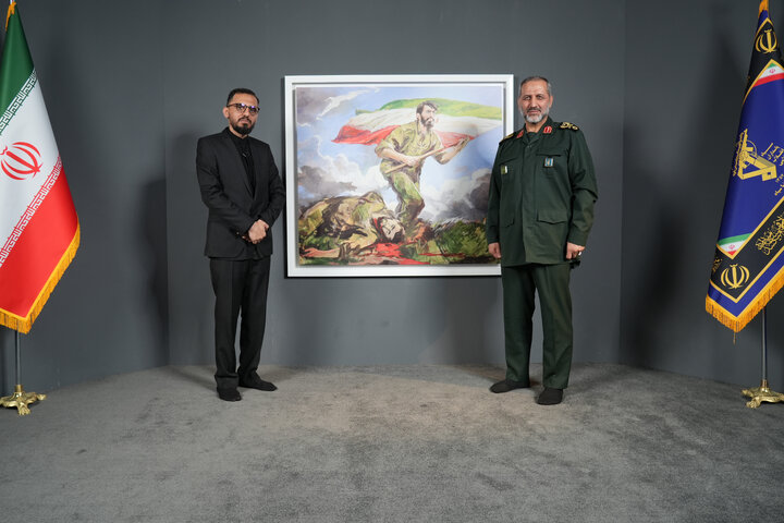 حسن روح‌الامین تابلو «پاسداران ایران» را به  
فرمانده هوافضای سپاه پاسداران تقدیم کرد