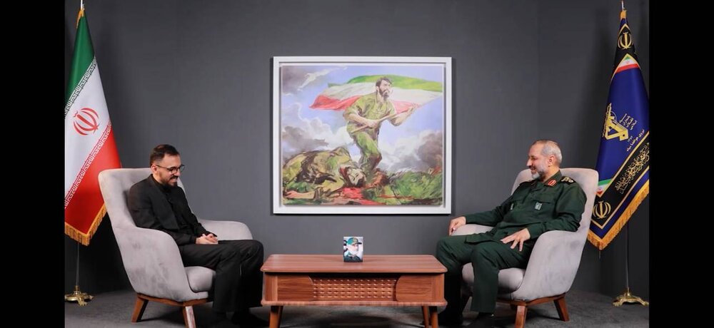 حسن روحالامین تابلو «پاسداران ایران» را به رئیس ستاد کل نیروهای مسلح تقدیم کرد