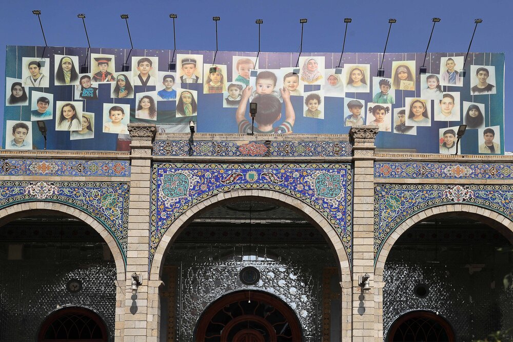 تصویر کودکان شهید بر دیوارنگاره اندیشه