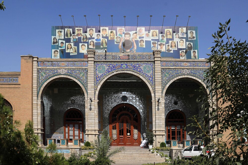 تصویر کودکان شهید بر دیوارنگاره اندیشه