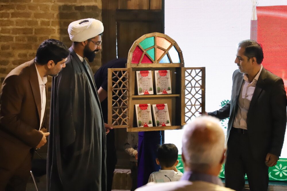 کتاب «شاه است حسین(ع)» در زاهدان رونمایی شد